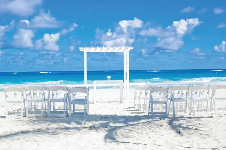 Ceremonia en la playa de la colección de bodas Hard Rock Hotels