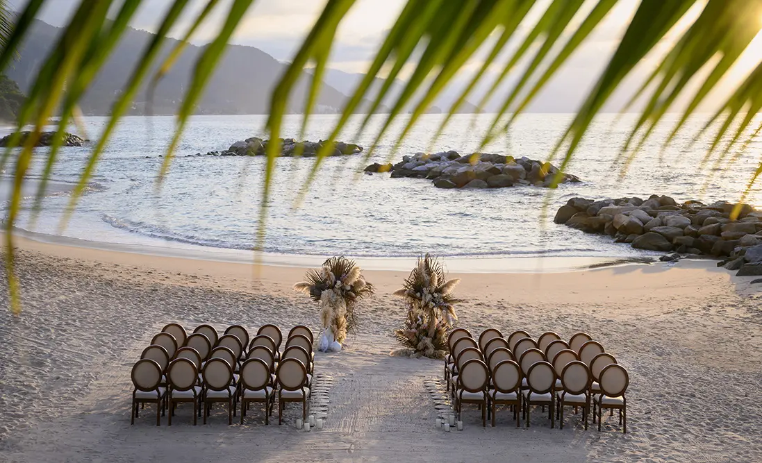 Ceremonia frente al mar de la colección de bodas Hilton All-Inclusive