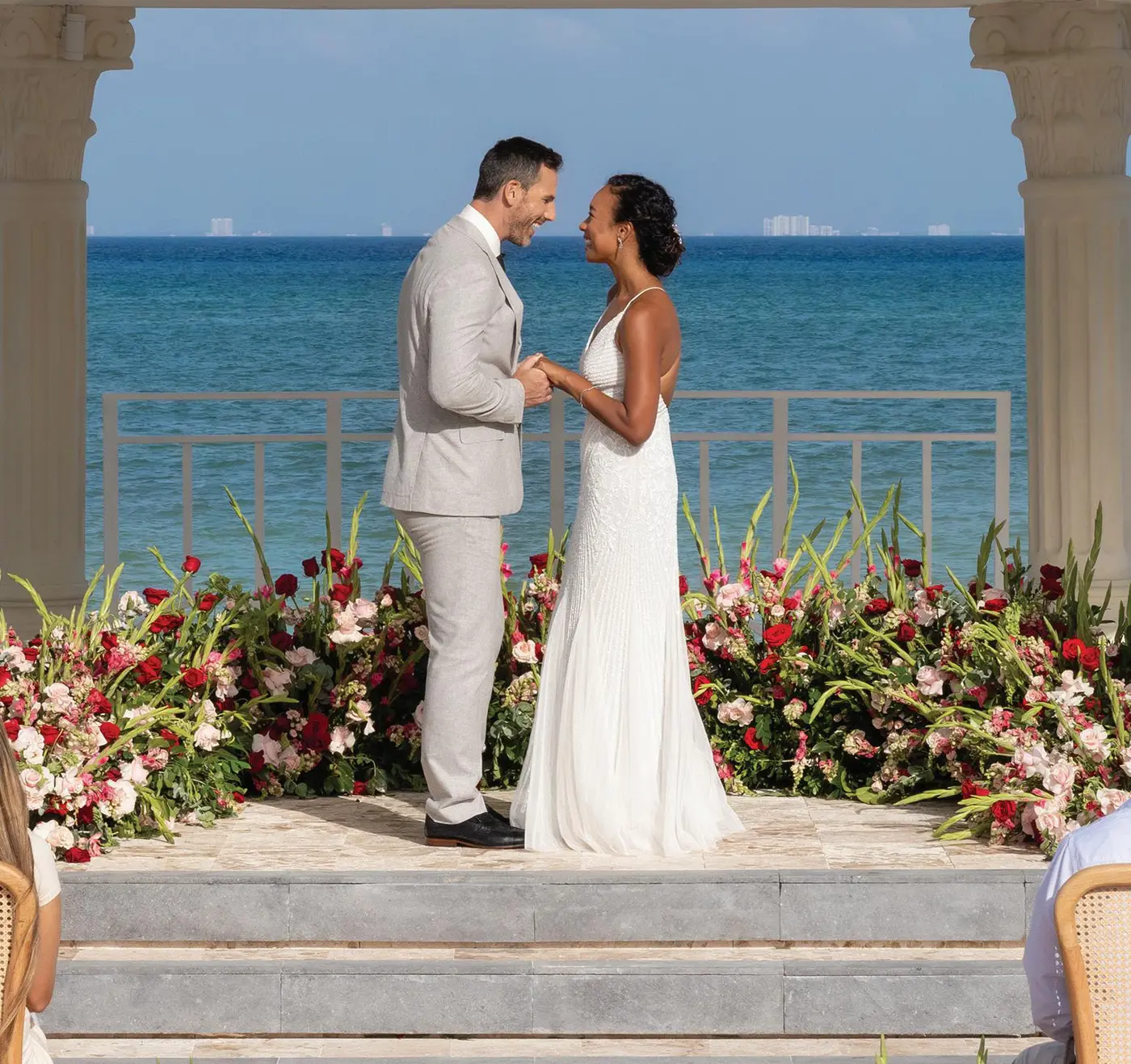 Pareja celebrando su boda frente al mar en Hyatt Vivid Playa del Carmen