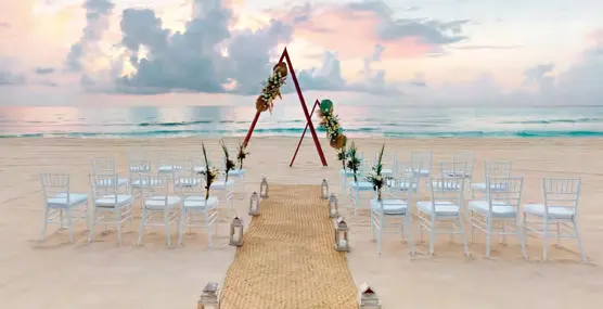 Montaje de ceremonia en la playa de Oasis Hotels en Cancún