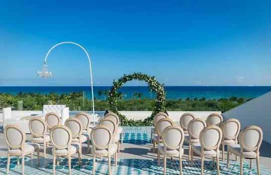 Montaje de boda de Ocean Riviera Paradise frente al mar