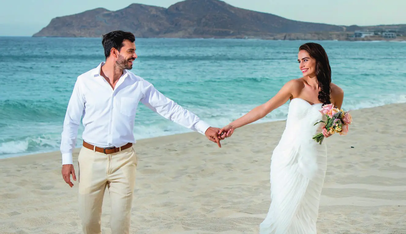 Pareja junto al mar en la colección de Palace Weddings