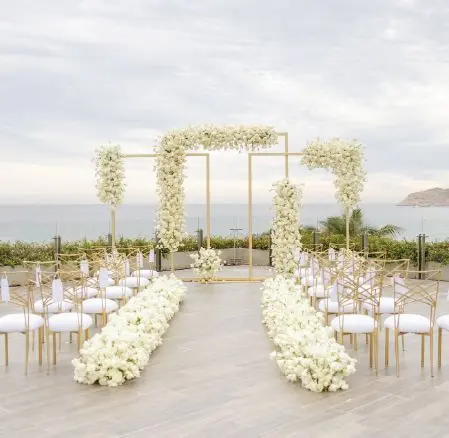 Escenario de boda de la colección Velas Weddings frente al mar