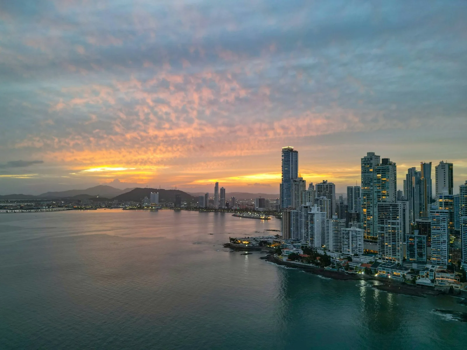 Bahía y rascacielos de Ciudad de Panamá al atardecer